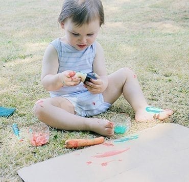 Bébé, artiste en herbe : peindre librement