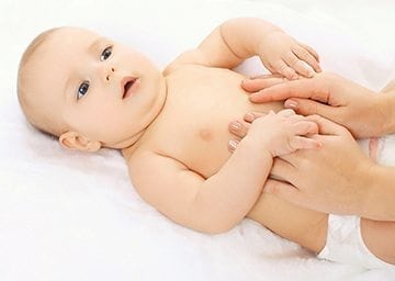 Coliques, tortillements, gaz : comment soulager bébé ?