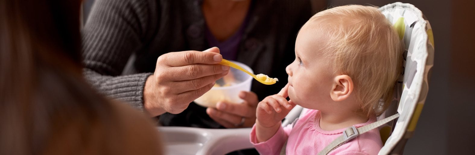 A Quel Age Bebe Mange Des Morceaux Toutes Les Reponses Pour L Aider A Franchir Ce Cap