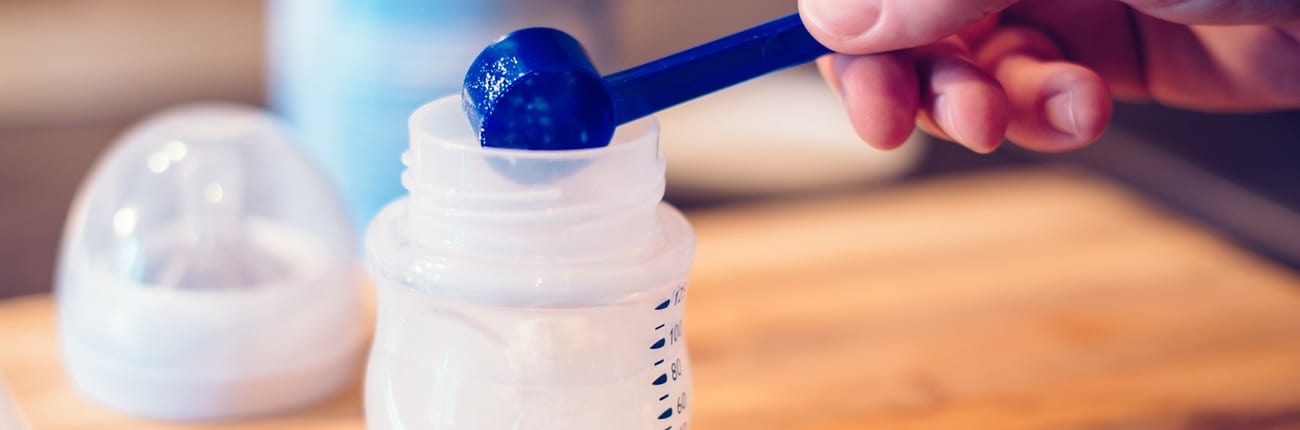 Preparer Un Biberon Avec La Juste Quantite De Formule Infantile