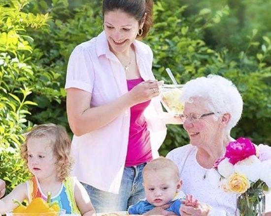 Bébé découvre les repas à table en famille