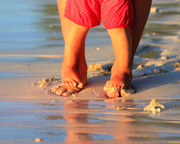 Plage et bébé : quand jouer sur le sable mène à l'apprentissage de