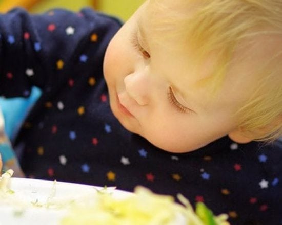 Bébé, à table !