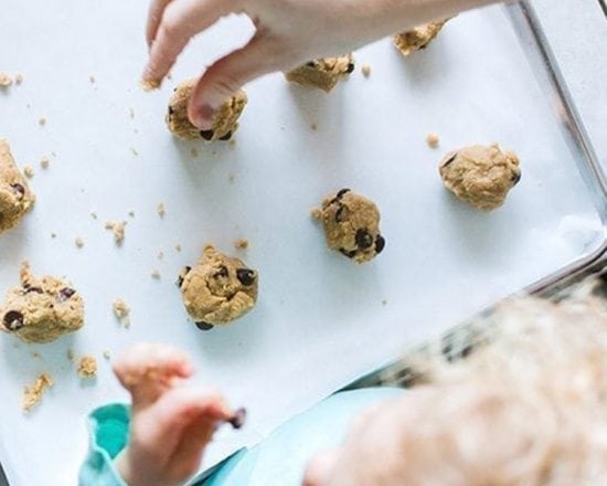 Bébé m'aide en cuisine