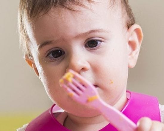 Les repas de bébé à 12 mois : à quoi doit-on faire attention ?