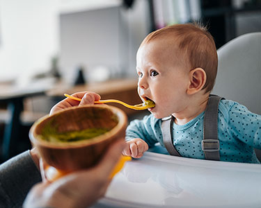 Bébé a 4 mois : comment l'inciter à découvrir de nouveaux goûts ?