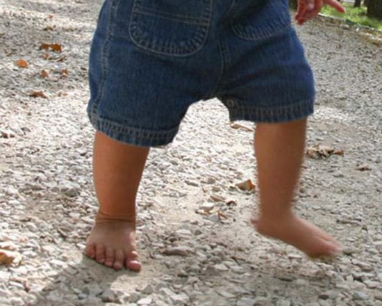 Bébé fait ses premiers pas : en avant, marche !