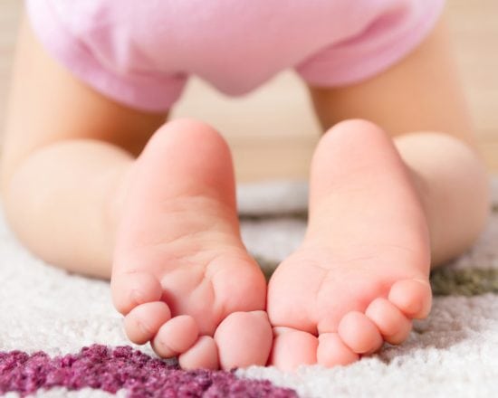 Développement psychomoteur : à quel âge bébé se retourne, s’assied et marche ?