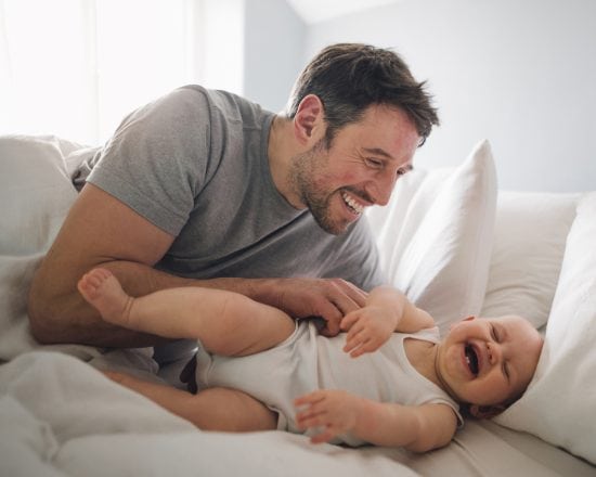 À quel âge bébé sourit et rit-il pour la première fois ?