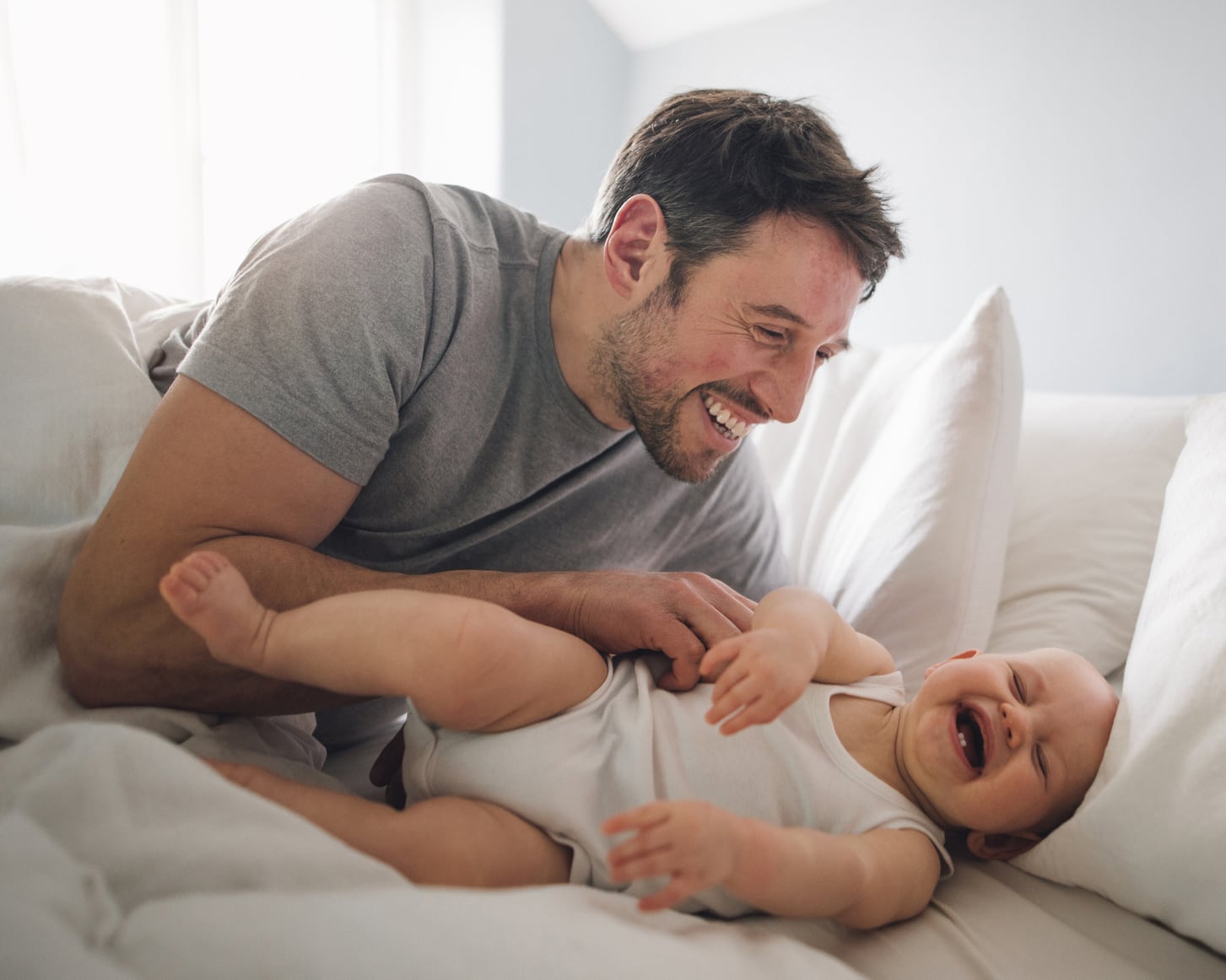 A Quel Age Bebe Sourit Et Rit Il Pour La Premiere Fois Bledina