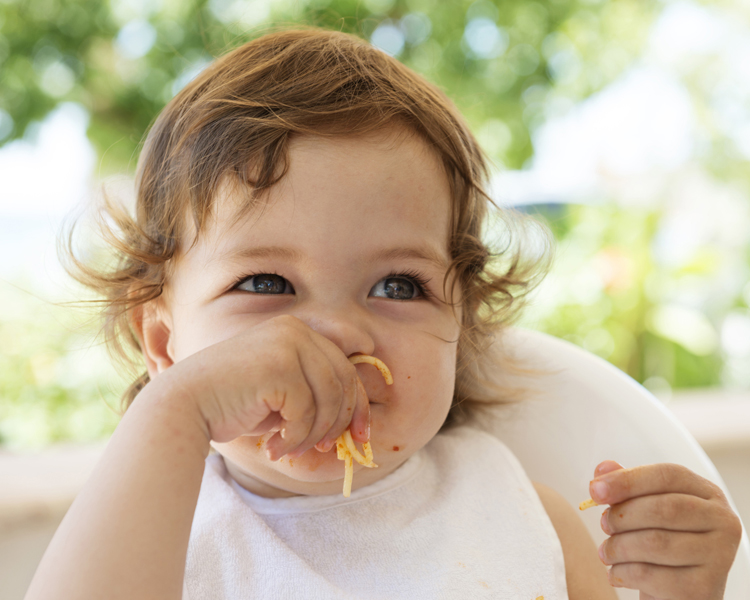 Apprendre à manger et à boire seul