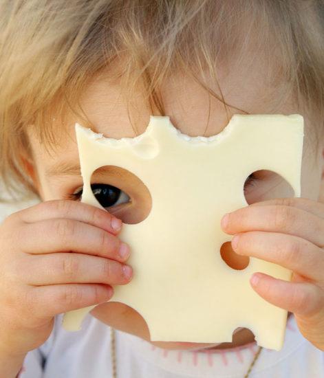Quand introduire le fromage dans la diversification alimentaire de bébé ?