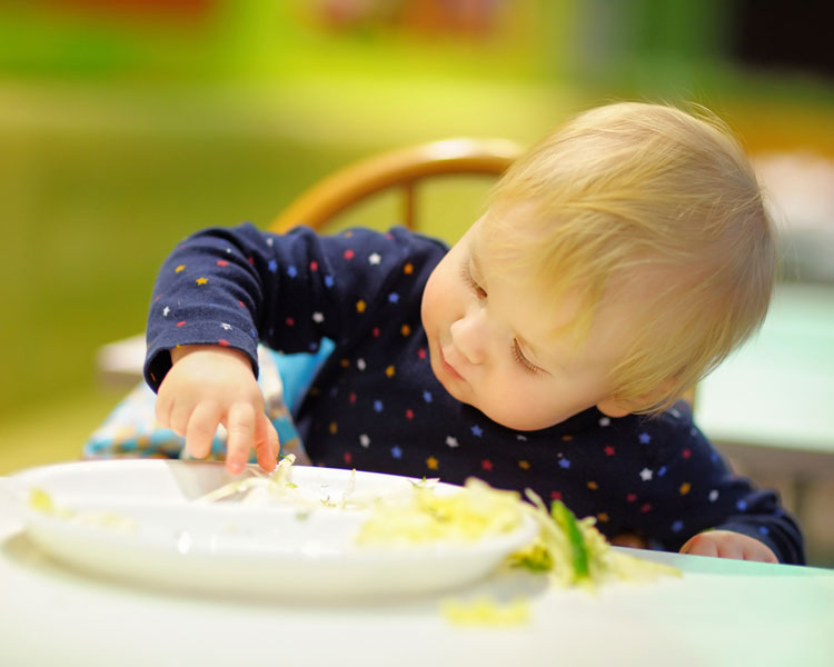 Les premiers repas de bébé à la cuillère : toute une aventure