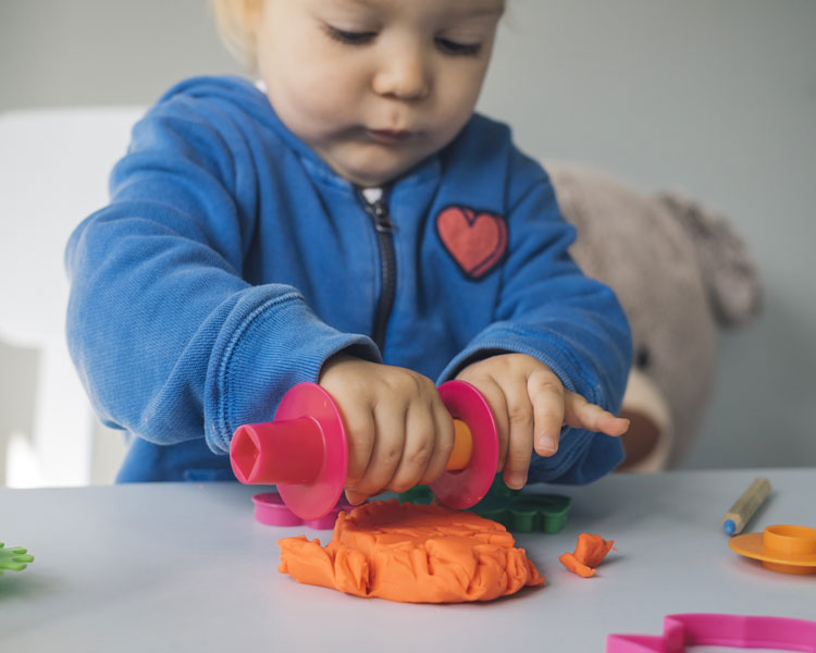 Pâte à modeler, à sel, argile,  place à la créativité des enfants !