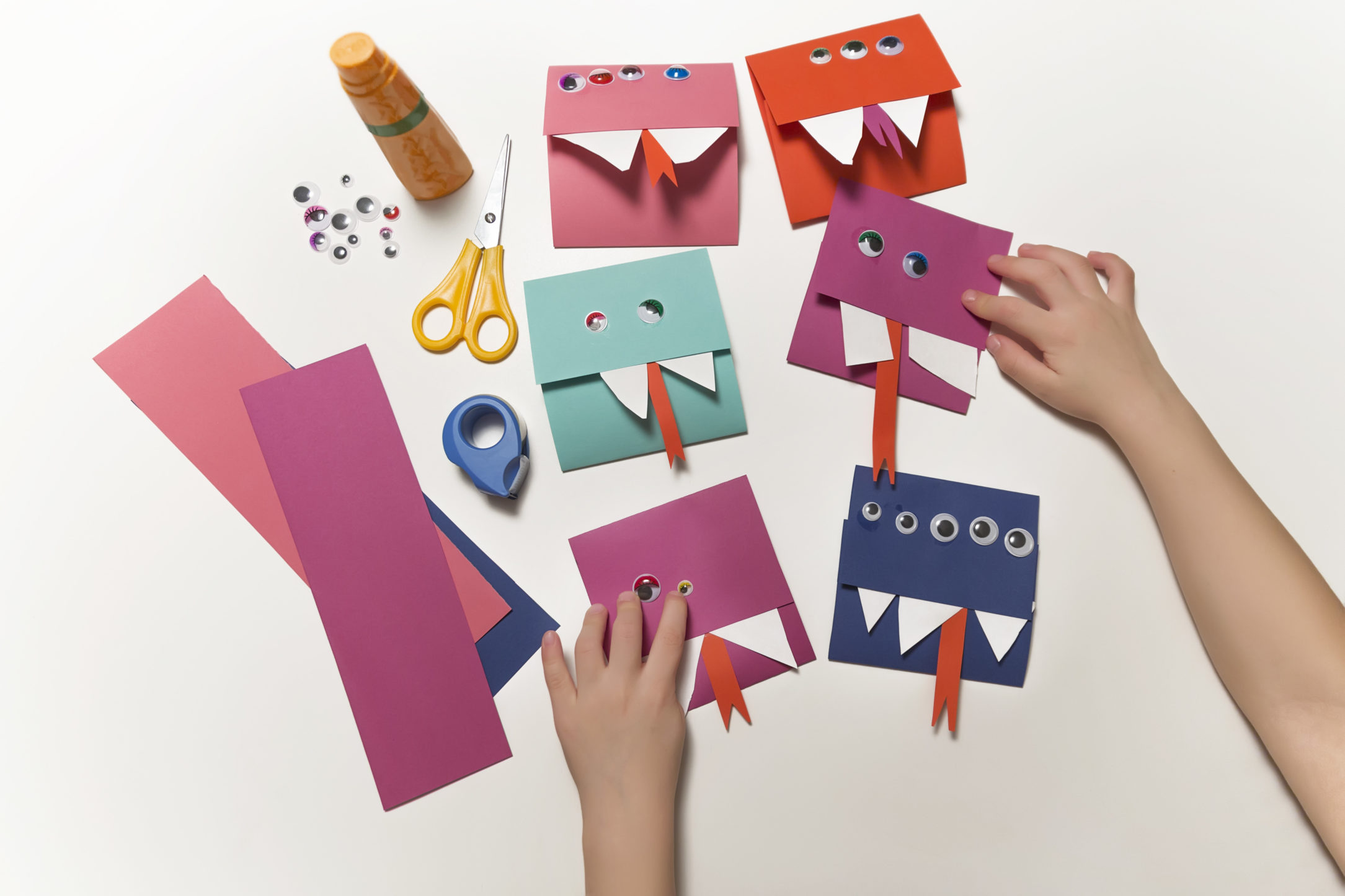 creer des monstres rigolos a laide de papier colore e1595513354879
