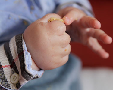 Mon bébé refuse de manger des morceaux, il a des hauts le cœur. Que faire ?