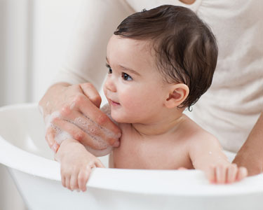 Baignoire bébé qui s'adapte sur la baignoire : comment faire le