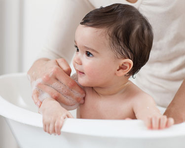 Comment baigner bébé sans se faire mal au dos ?