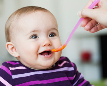 Les repas de bébé à 6 mois : à quoi doit-on faire attention ?