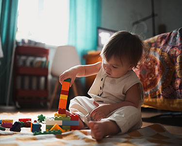 Bébé affine ses gestes : jeux de mains